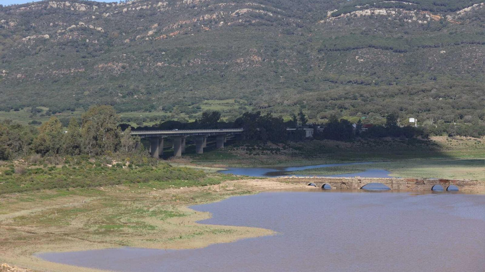 El embalse de Charco Redondo, en Los Barrios, este lunes.