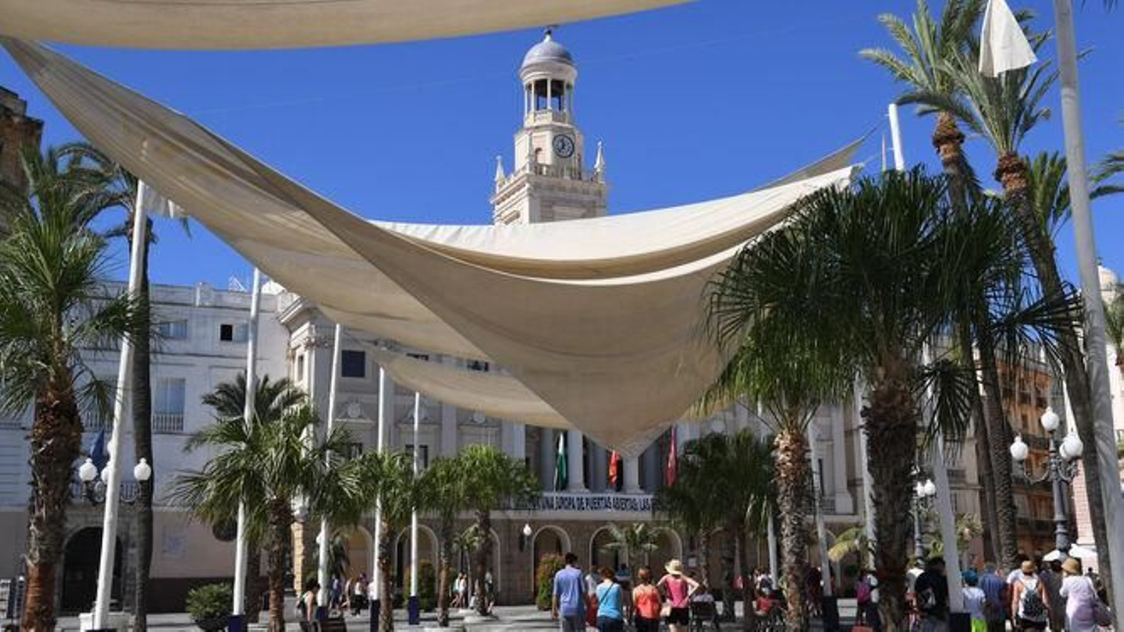 Los toldos para proteger del calor que habitualmente se ponían en esta plaza