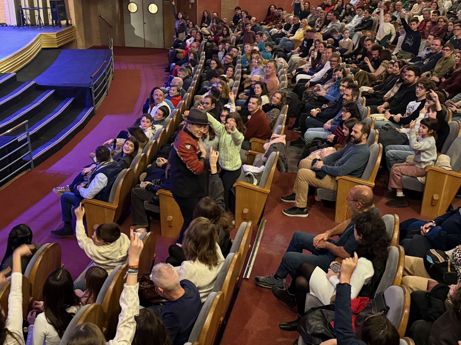 El mago tuvo una actuación muy cercana al público incluso bajó al patio de butacas.