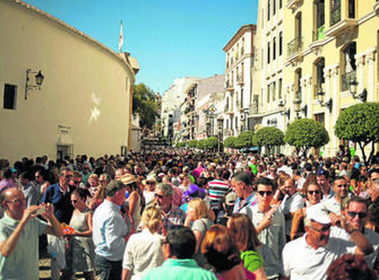 Entrada de la Plaza de Toros de Ronda, hasta la bandera de gente ayer.