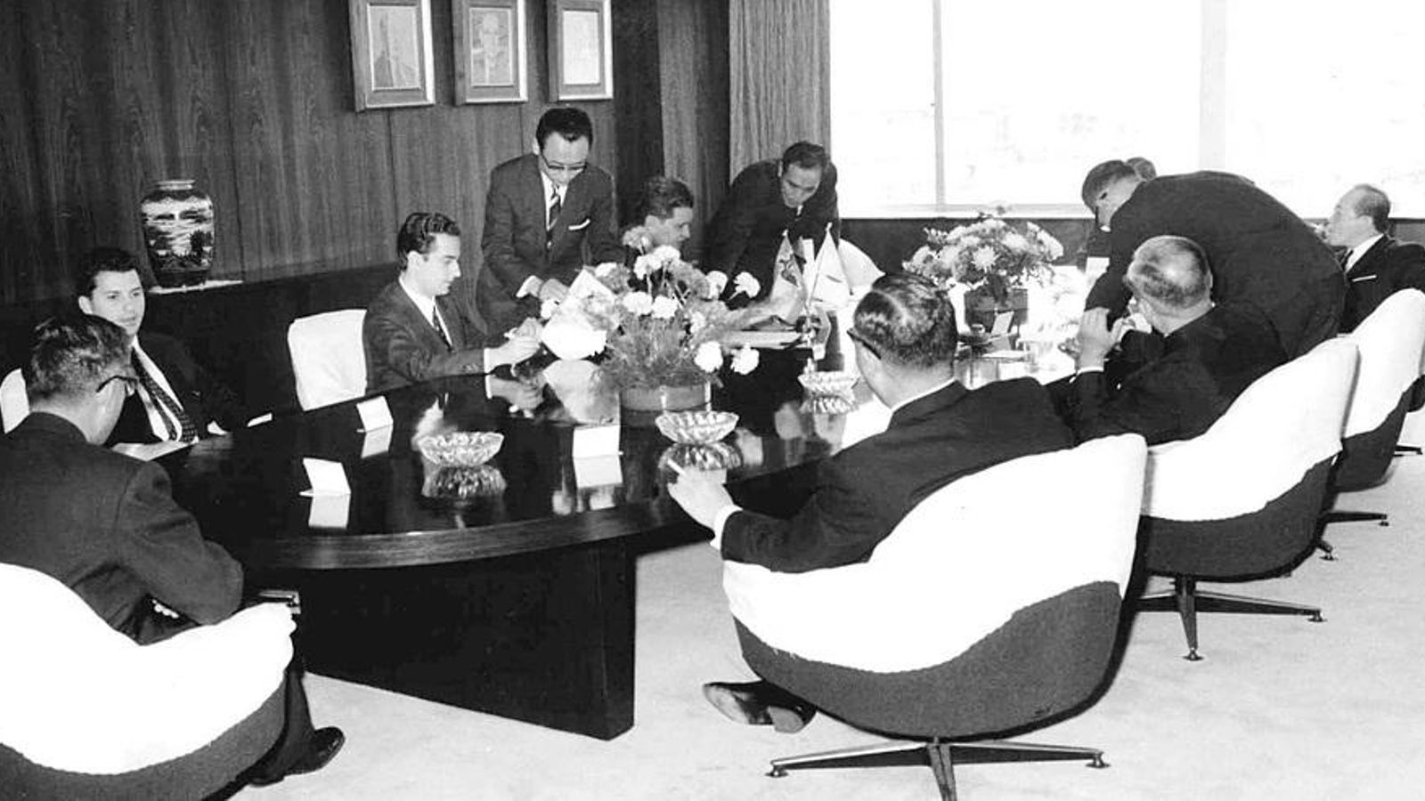 Firma contrato con Nisshin en abril de 1970 para la creación de Acerinox