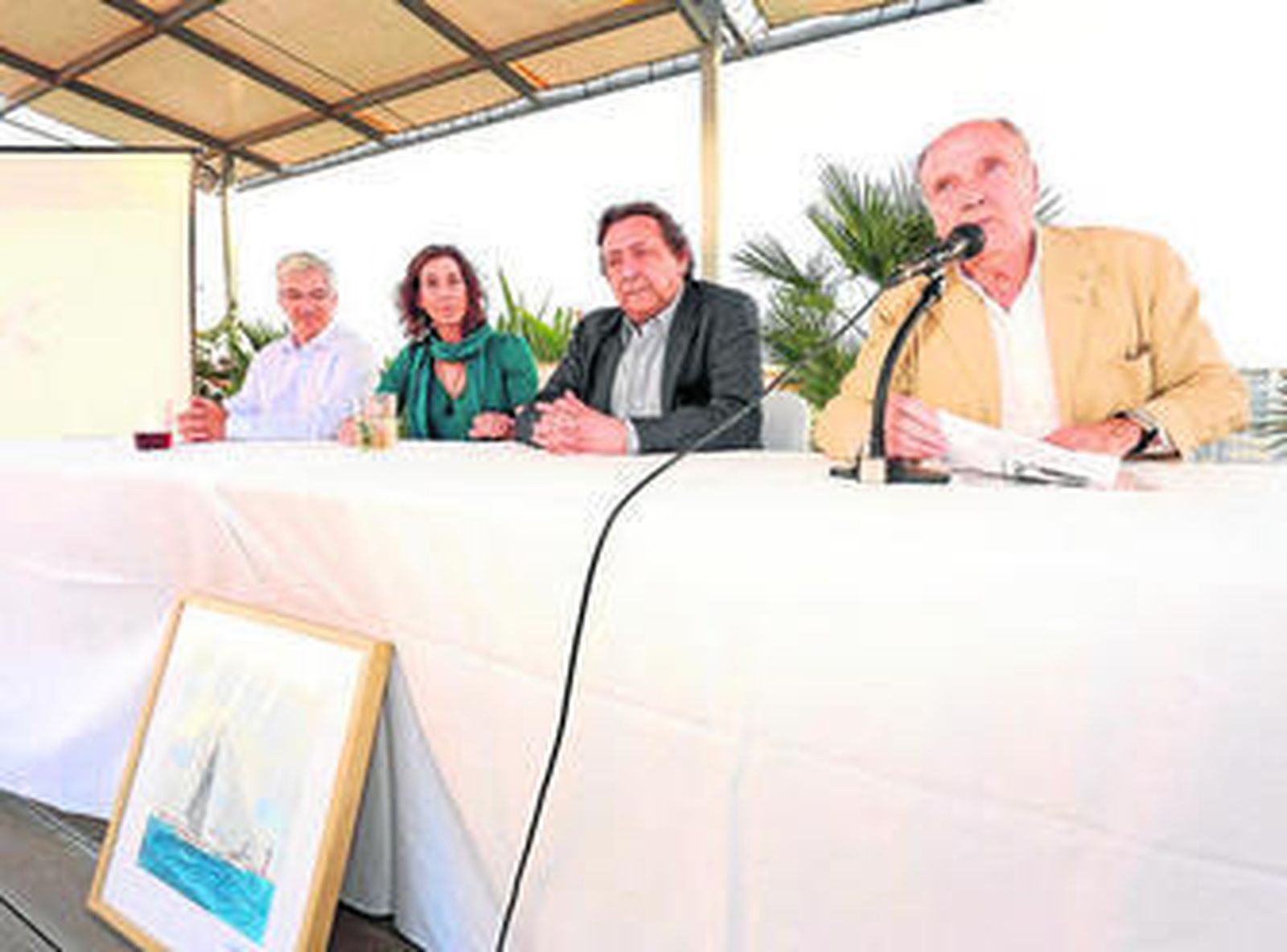 De izquierda a derecha, Miguel Ramos, Isabel Ussía, Alfonso Ussía y Guillermo Cervera, ayer en Puerto Sherry.