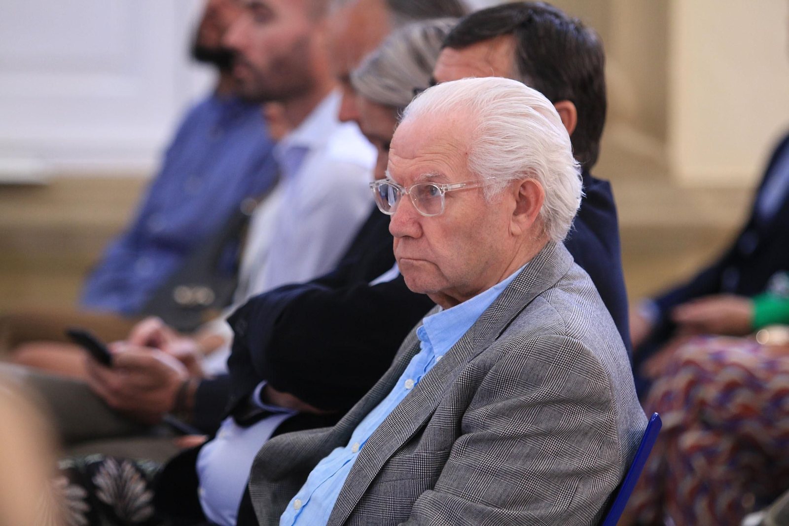 La diputación impone el Escudo de la Provincia a Pedro Caparrós