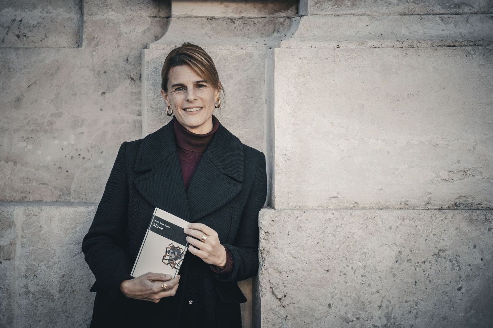 La poeta y profesora Rocío Rojas-Marcos (Sevilla, 1979), con un ejemplar de ‘Miedo’.