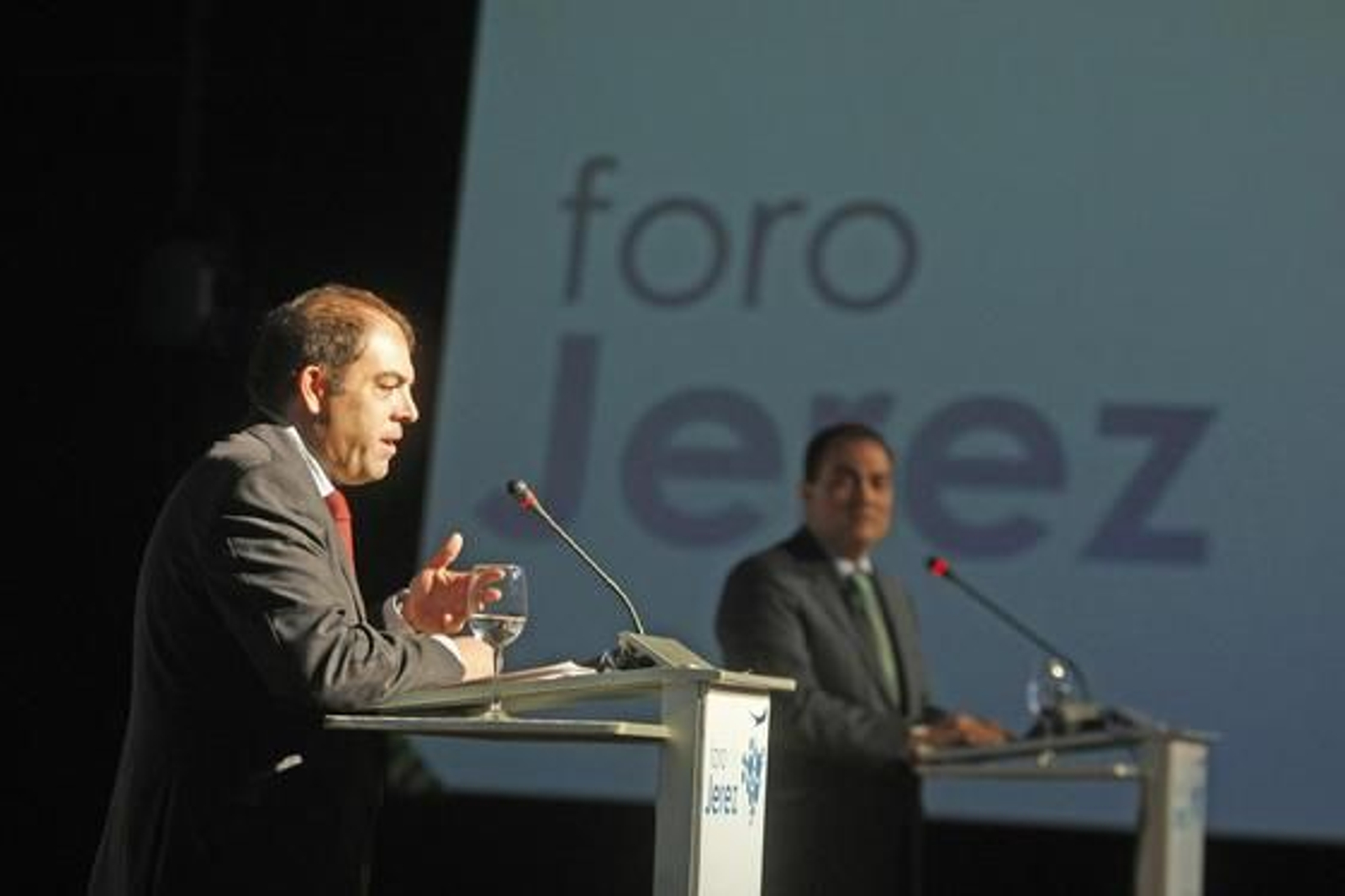 Amor contestando a las preguntas formuladas por el público junto a David Fernández.

Foto: Pascual