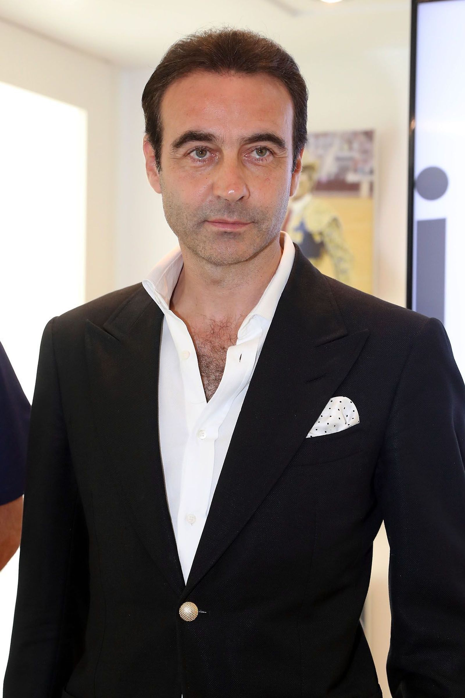 Ponce, con su 'look' anterior a Ana Soria, mucho más clásico: traje de chaqueta negro, camisa blanca con la solapa levantada y pañuelo en el bolsillo de la chaqueta.