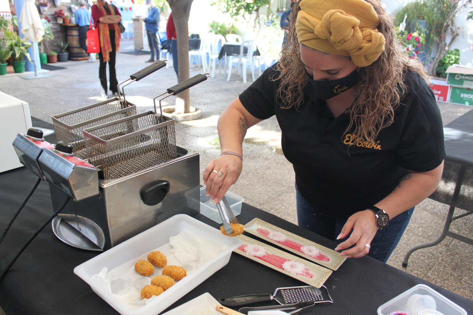 Una hostelera prepara su tapa de croquetas para el concurso de Asihtur