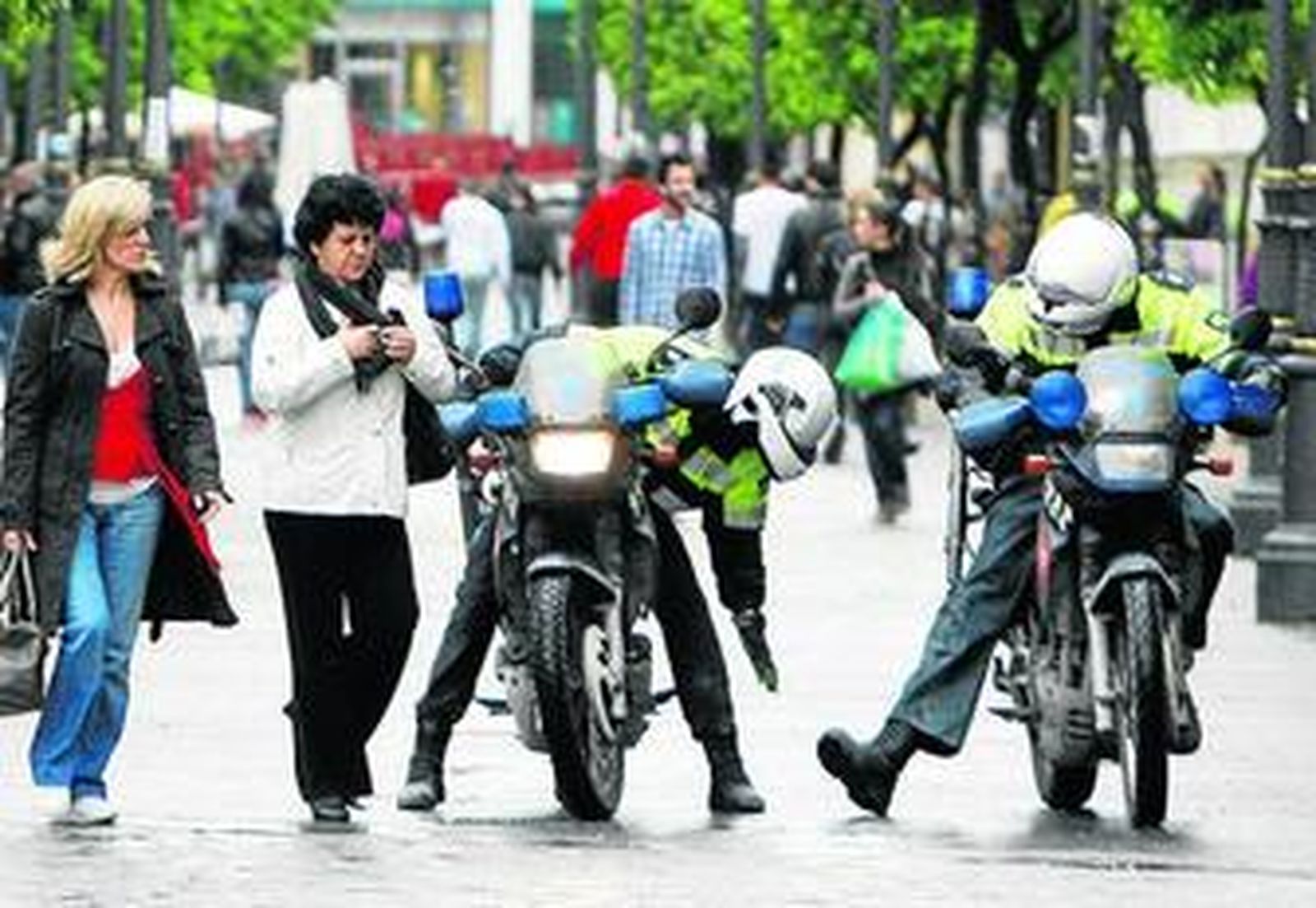 Dos policías locales patrullan ayer por la calle Larga.
