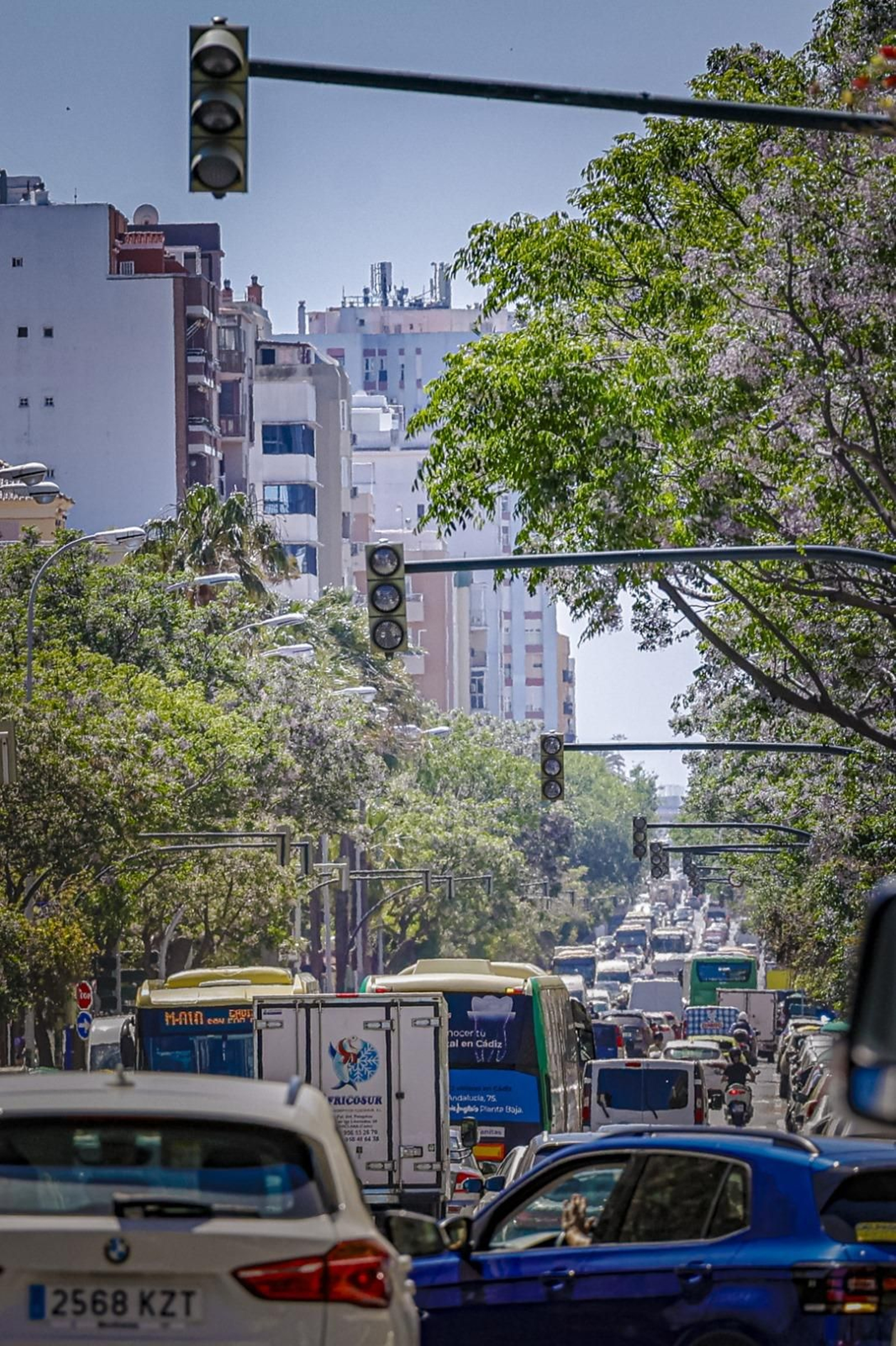 Las imágenes del apagón general en Cádiz: caos en el tráfico