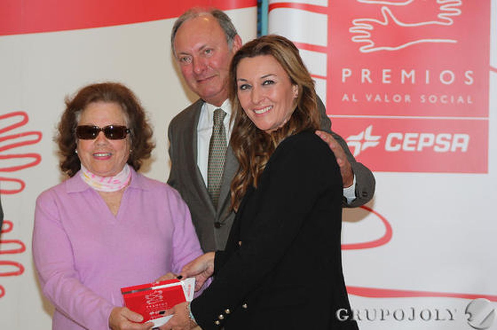 Rafael Martínez-Cañavate, con Mercedes López y su madrina solidaria, Susana Barrera. 

Foto: Ismael Hernandez