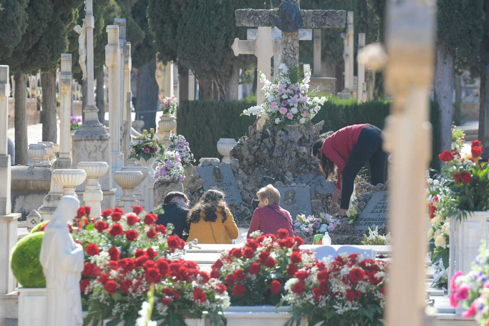 La jornada del Día de Todos los Santos en Granada, en imágenes