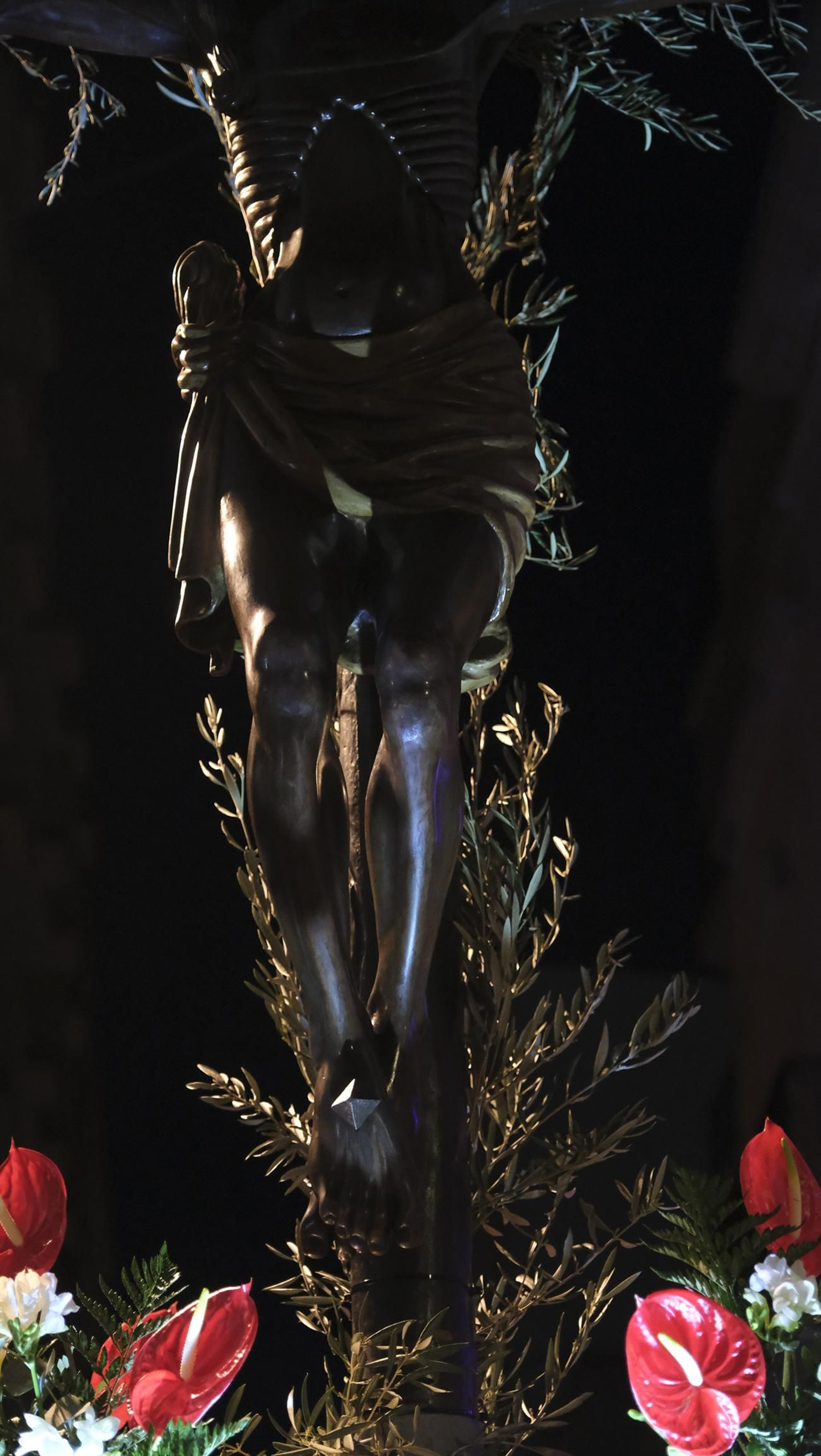 Procesión del Vía Crucis-Cristo de la Escucha en Almería, en imágenes