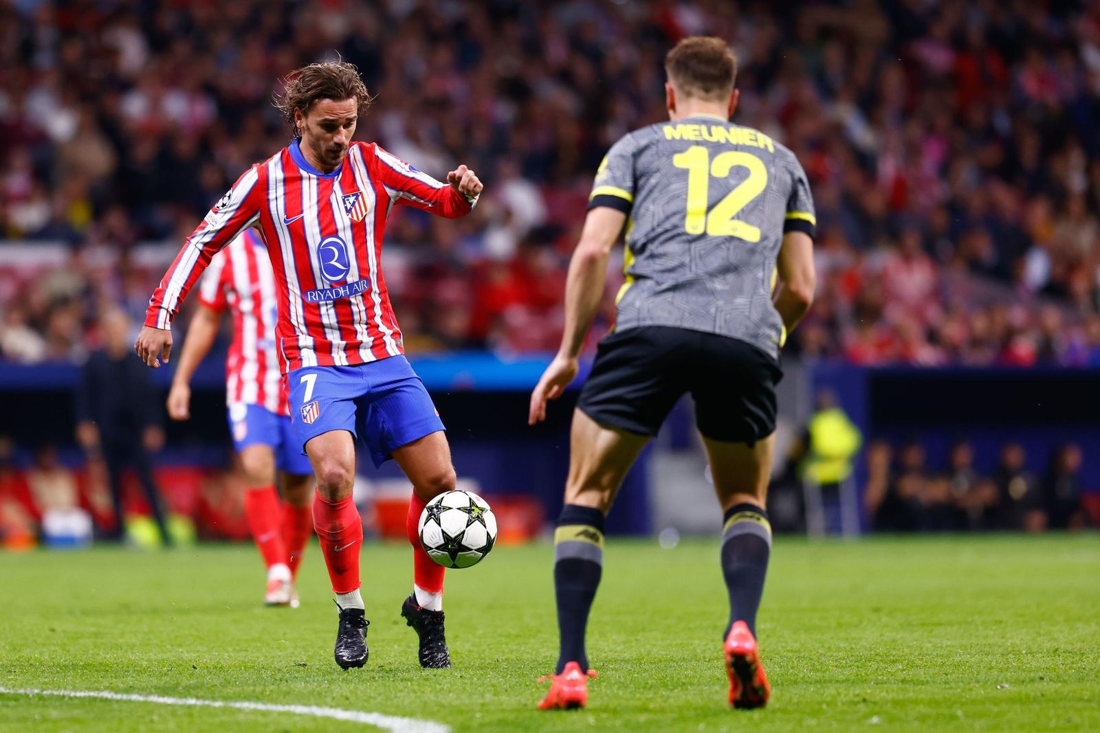 Antoine Griezmann doma el balón ante la defensa de Meunier.