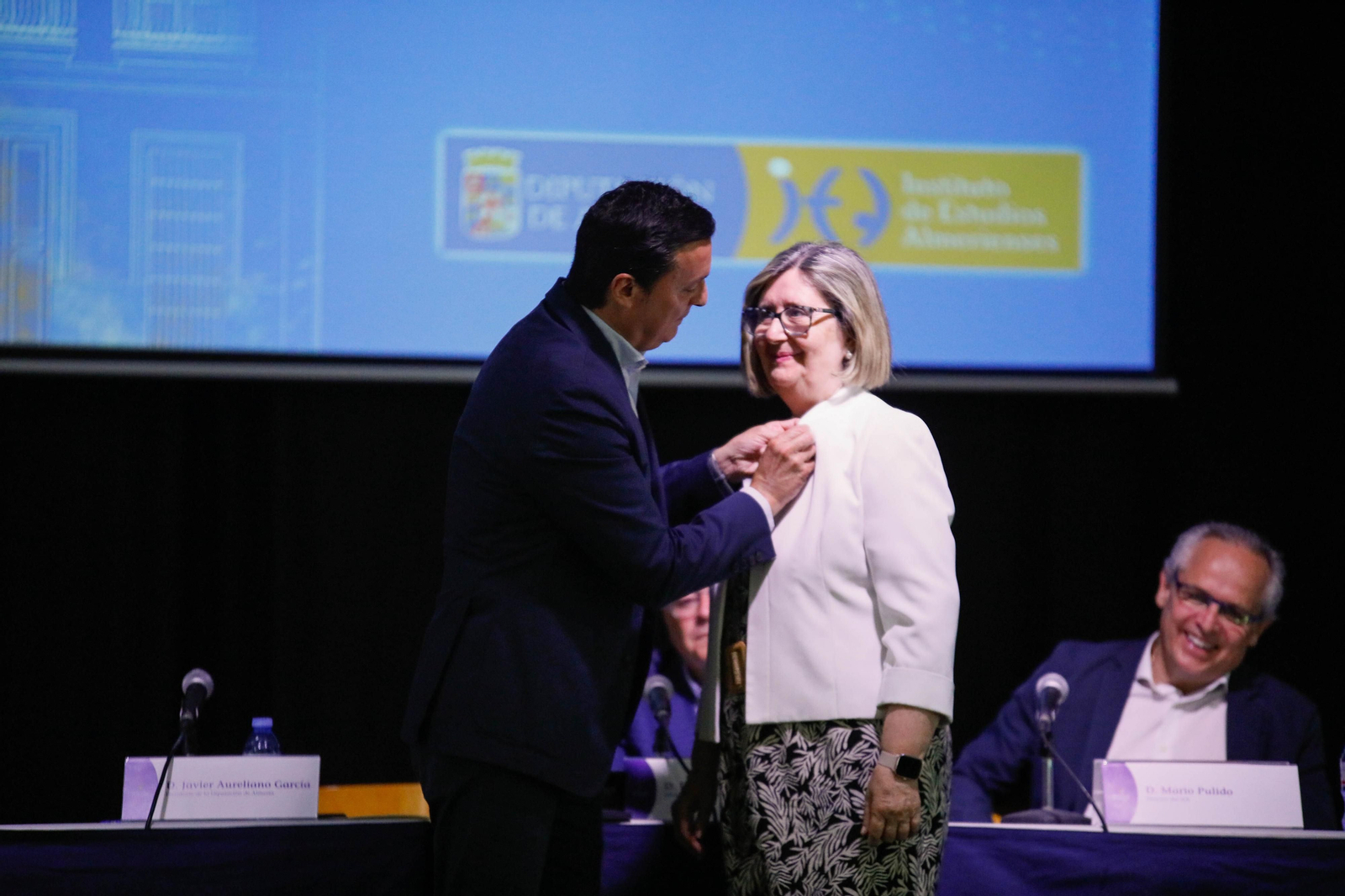 Imágenes de la entrega de los Escudos de Oro del IEA y la celebración de su Plenario