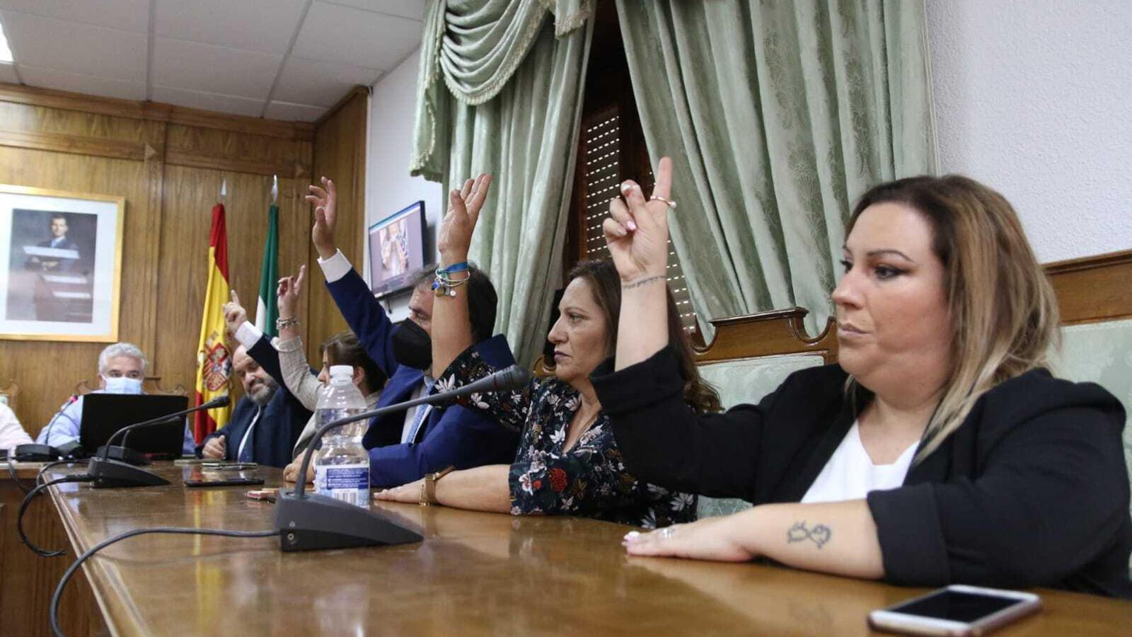 Los cuatro ediles del PP y la edil de Cs votan a favor de Lirola, al fondo.