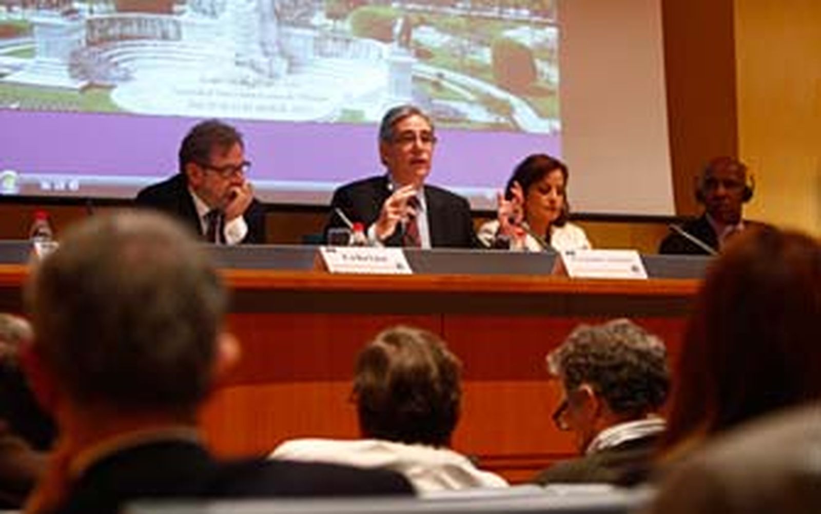 Imagen de la mesa redonda con Juan Luis Cebrián./Lourdes de Vicente