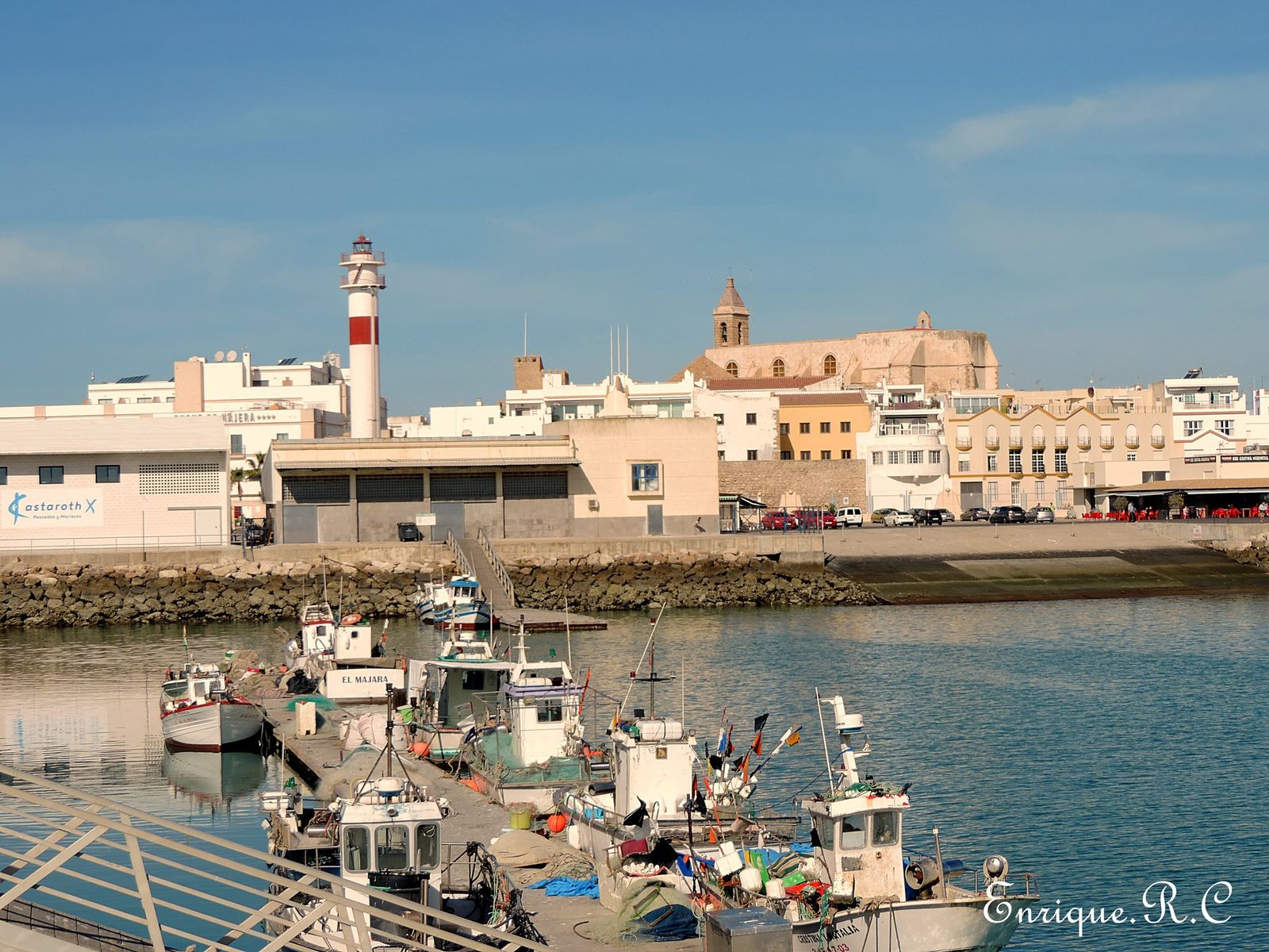 Muelle pesquero y casco histórico de fondo. Enrique Román