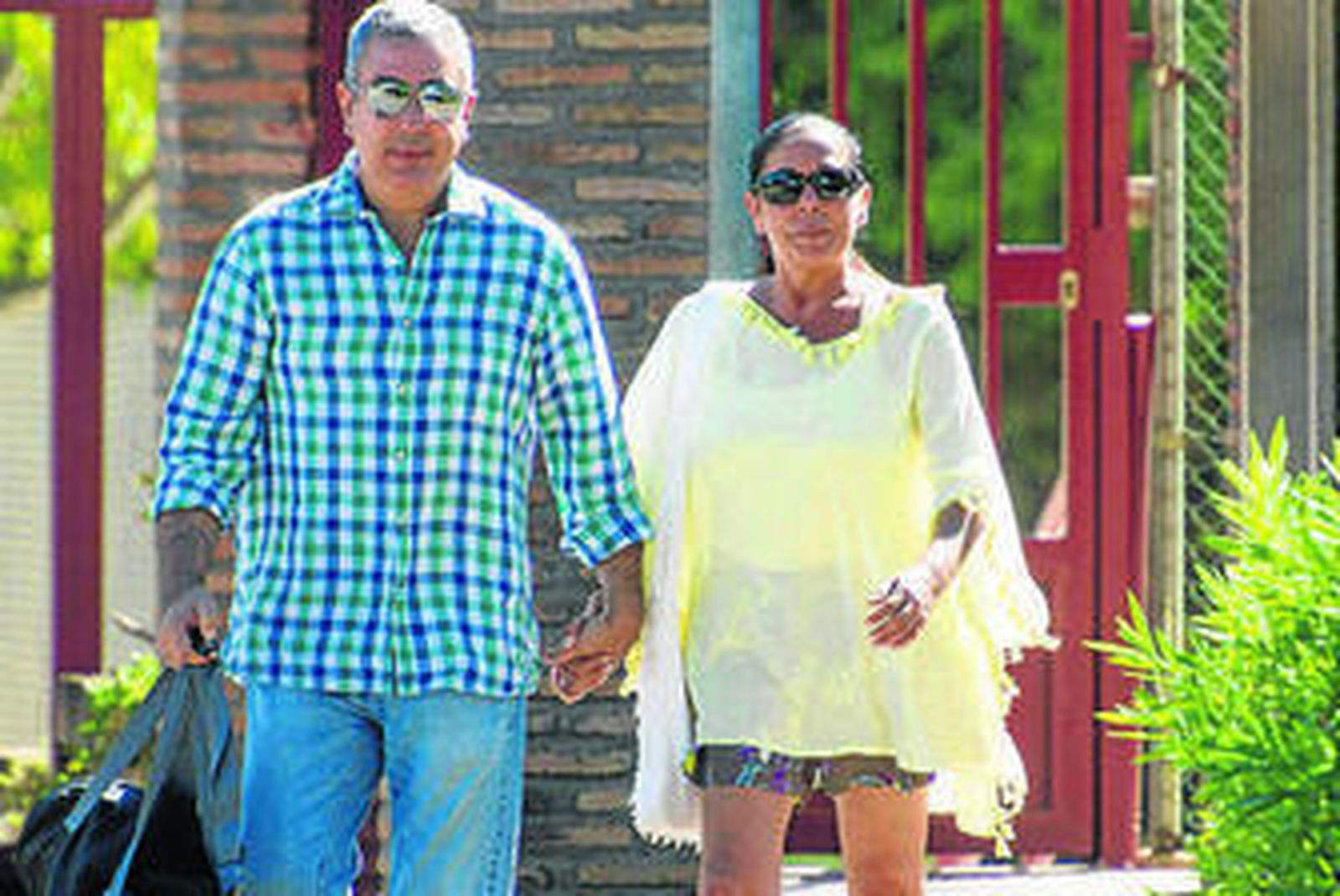 Pantoja, saliendo de la cárcel de Alcalá de Guadaíra, con su hermano.