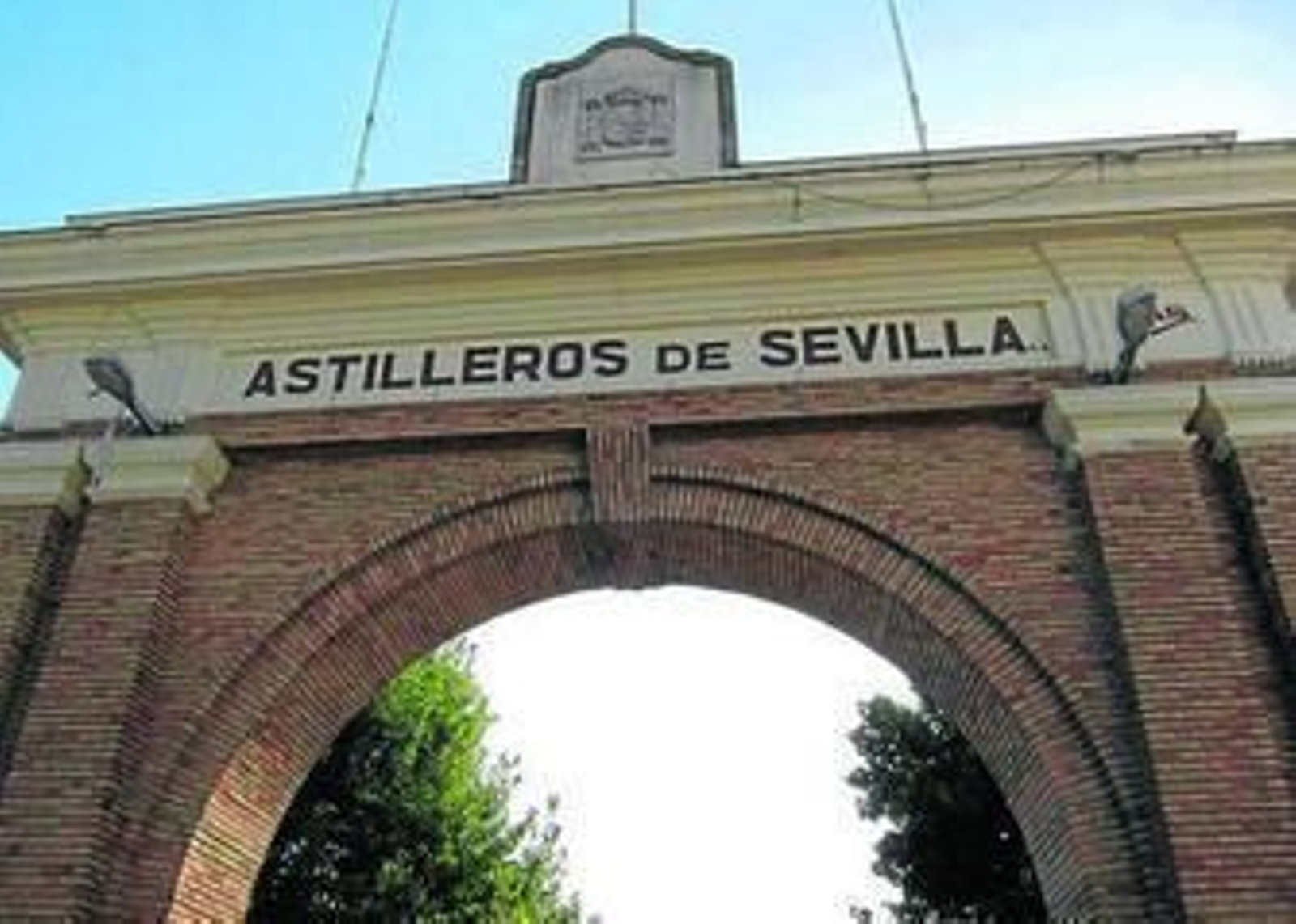 Entrada de los antiguos Astilleros de Sevilla a los que se accede por la carretera de la esclusa.