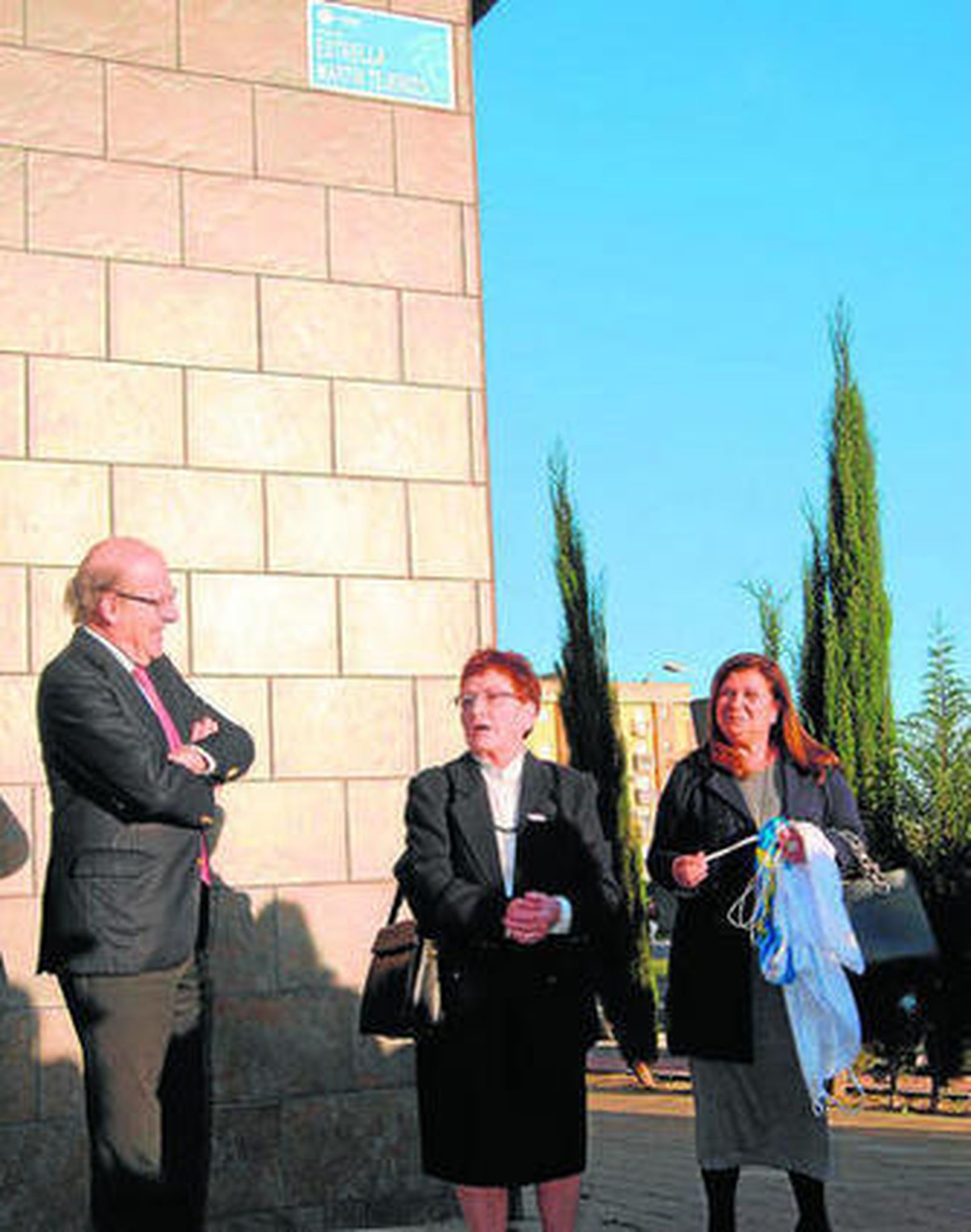 El alcalde, Estrella Martín y Carmen Céspedes, en la inauguración.