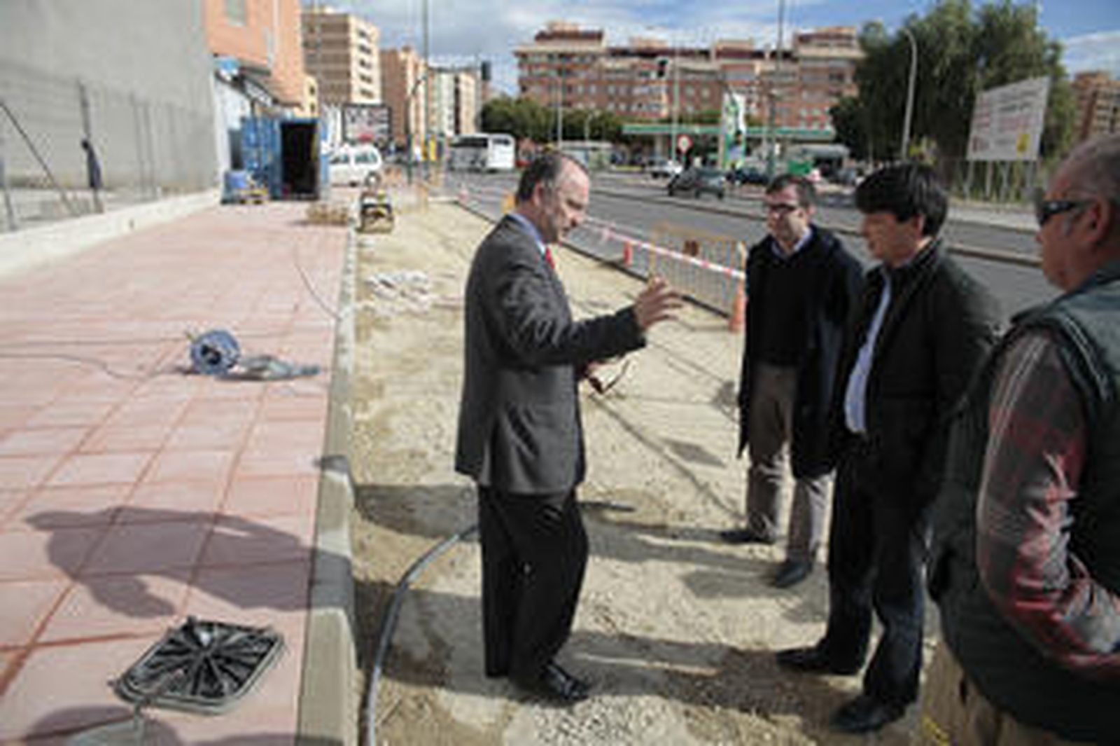 El Ayuntamiento prolonga la vía de servicio de la autovía del Aeropuerto, junto al Preventorio, para crear más aparcamientos