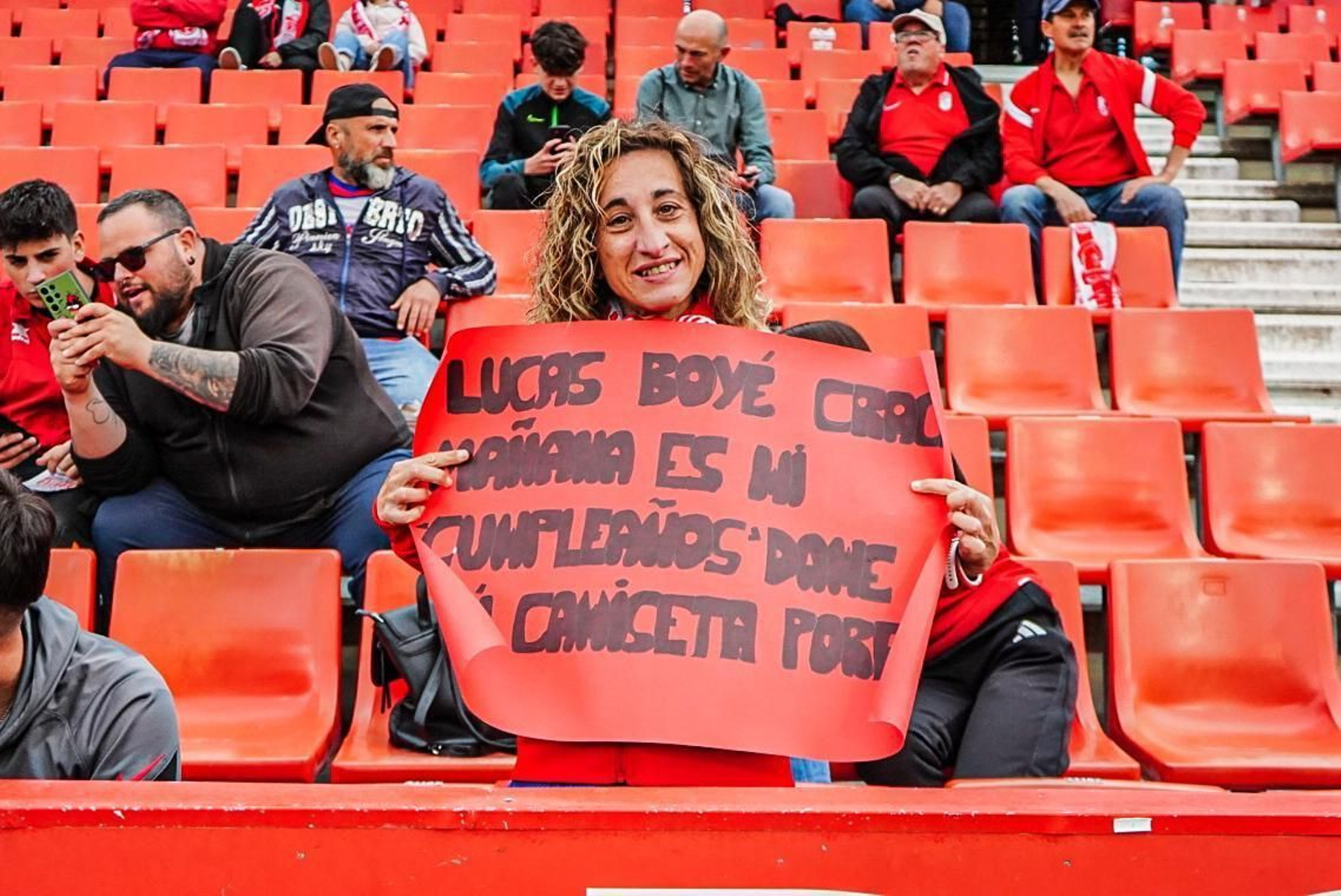 Encuéntrate en la grada de Los Cármenes en el Granada-Osasuna