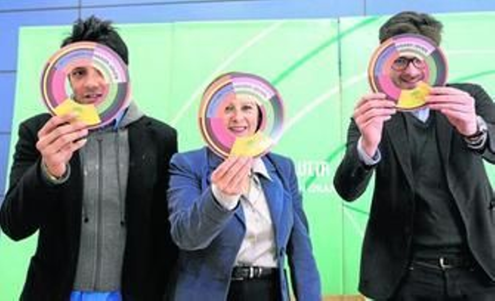 Juan Torres Fajardo (izqda.), junto a la delegada del Gobierno andaluz, María José Sánchez, y el coordinador provincial del IAJ, Guillermo Quero.