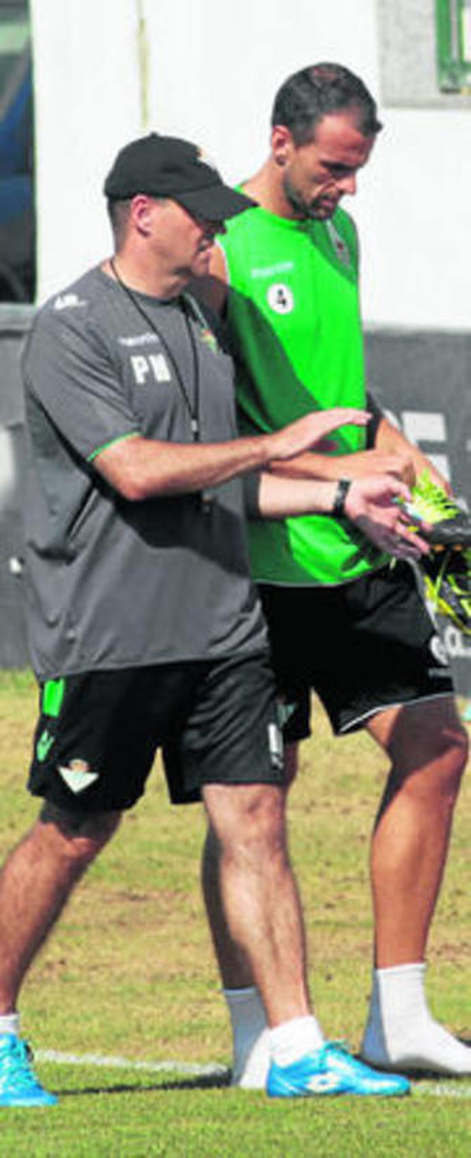 Pepe Mel dialoga con Amaya, ayer al finalizar el entrenamiento.
