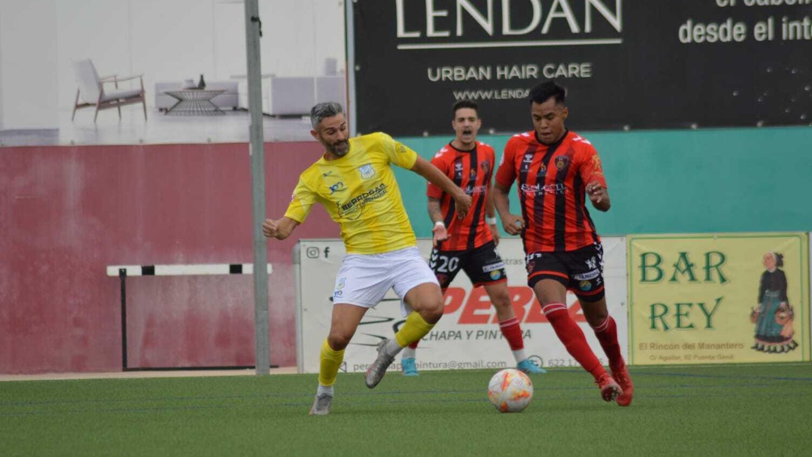 Alan Araiza es presionado por un rival.