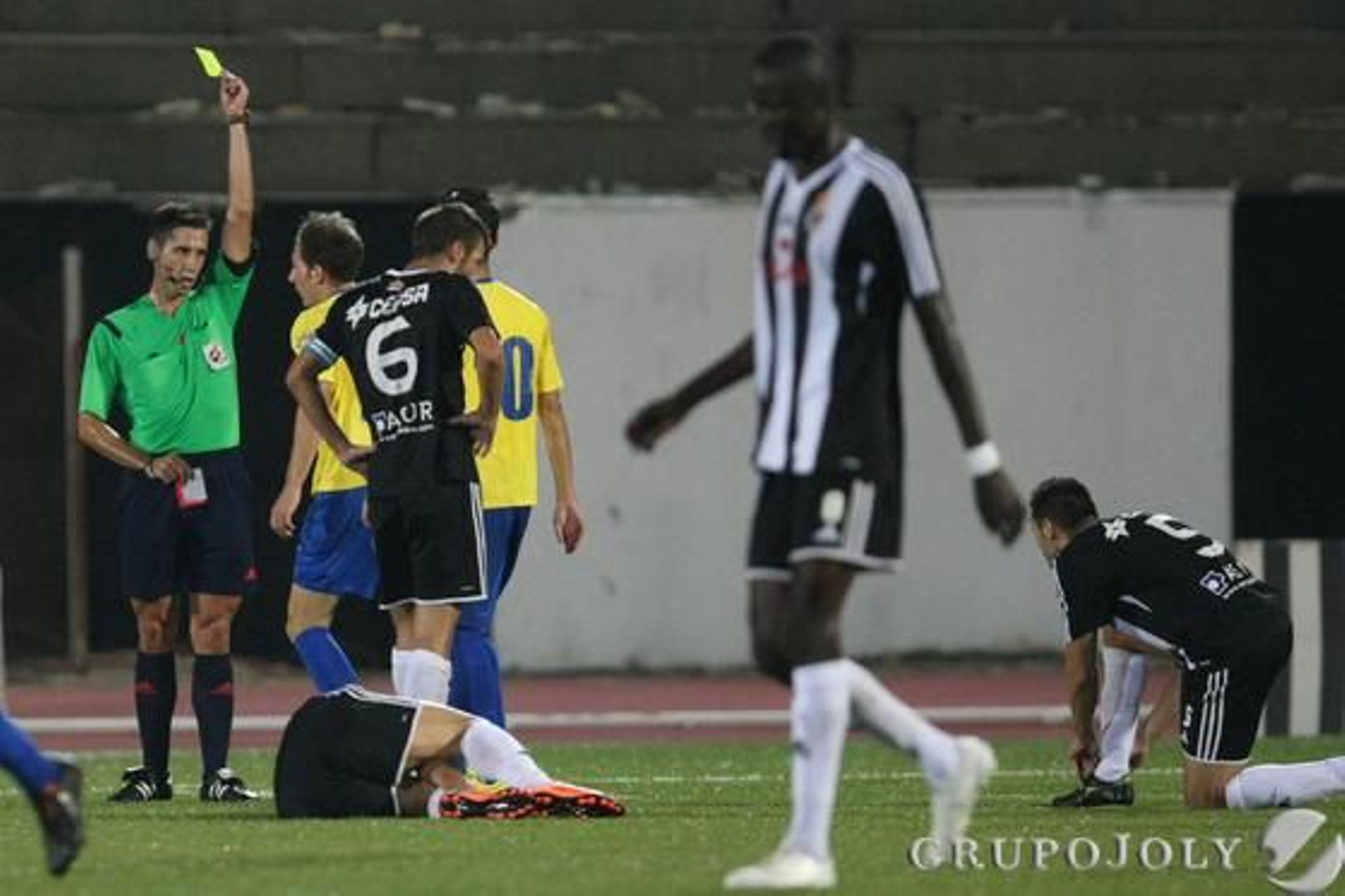 El colegiado García Maqueda muestra la amarilla a Migue García. 

Foto: Paco Guerrero