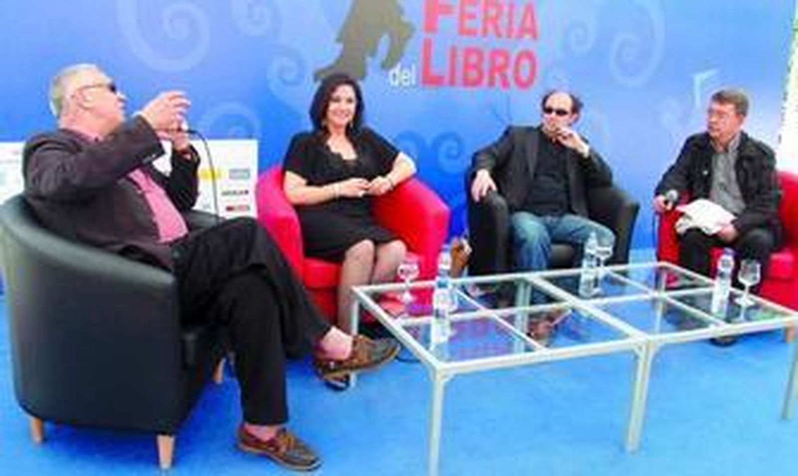 Fernando Delgado, Magdalena Lasala, Adolfo García Ortega y Guillermo Busutil, ayer, en la pérgola.