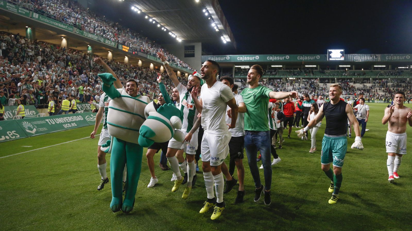 Los jugadores del Córdoba celebran la permanencia tras ganar al Sporting de Gijón.