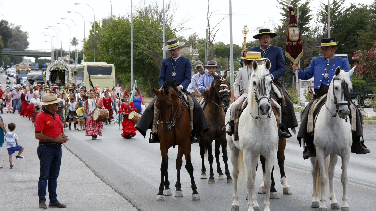 Una de las imágenes de la comitiva, junto al Monumento de Las Marías.