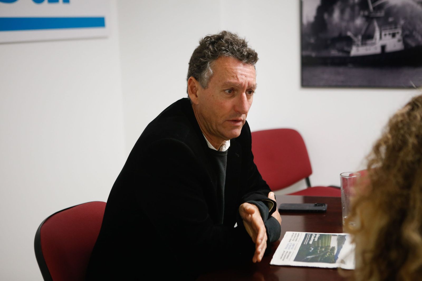 José Ramón Rodríguez Álvarez, en la redacción de Europa Sur, donde presenta la serie de artículos dedicada a la arquitectura moderna del Campo de Gibraltar.