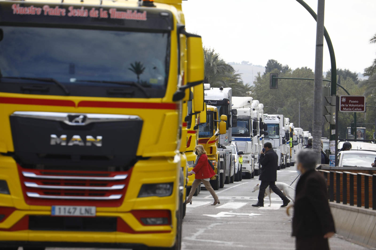 Los transportistas colapsan el centro de Córdoba, en imágenes