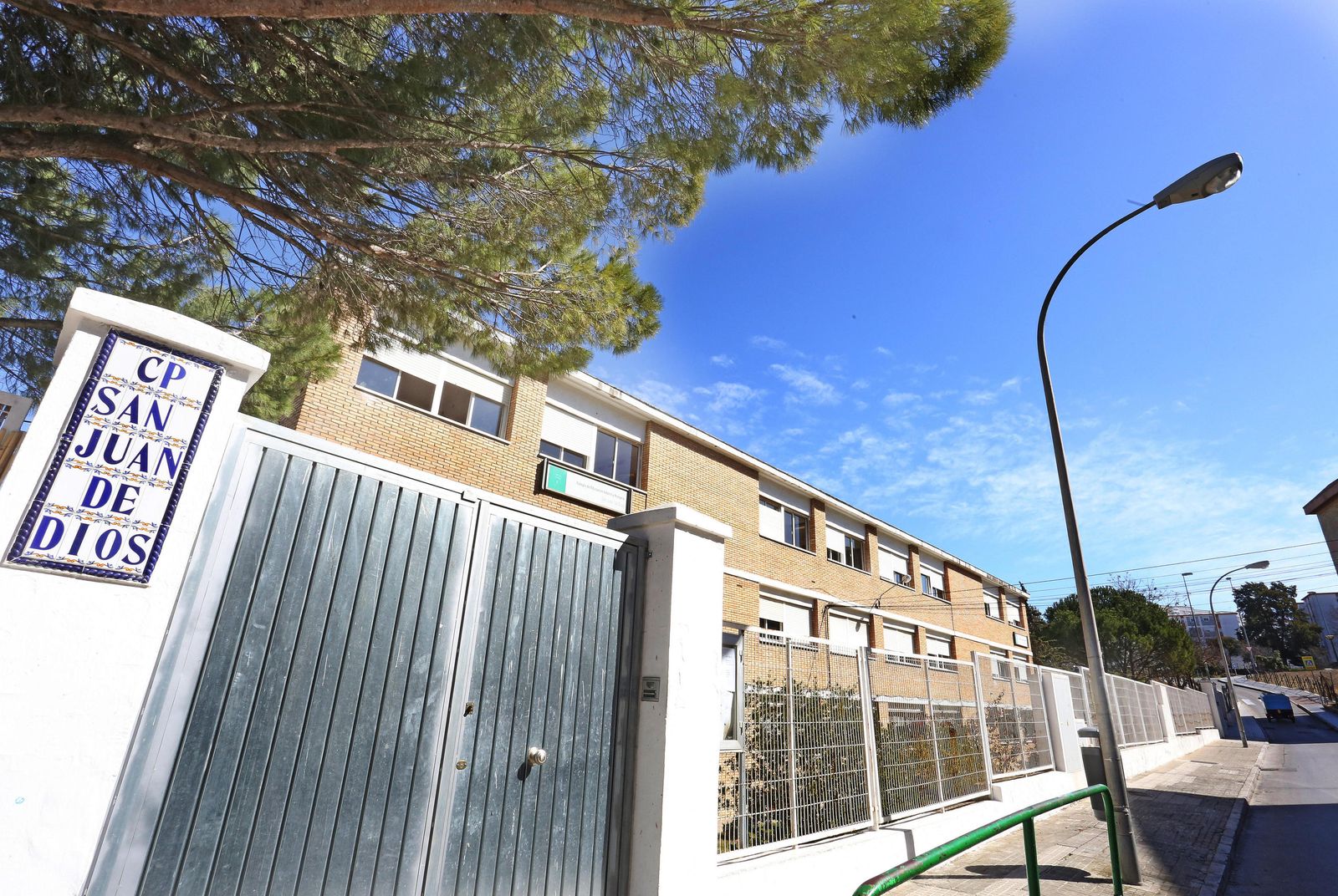 Entrada del colegio CEIP San Juan de Dios, en Jerez de la Frontera