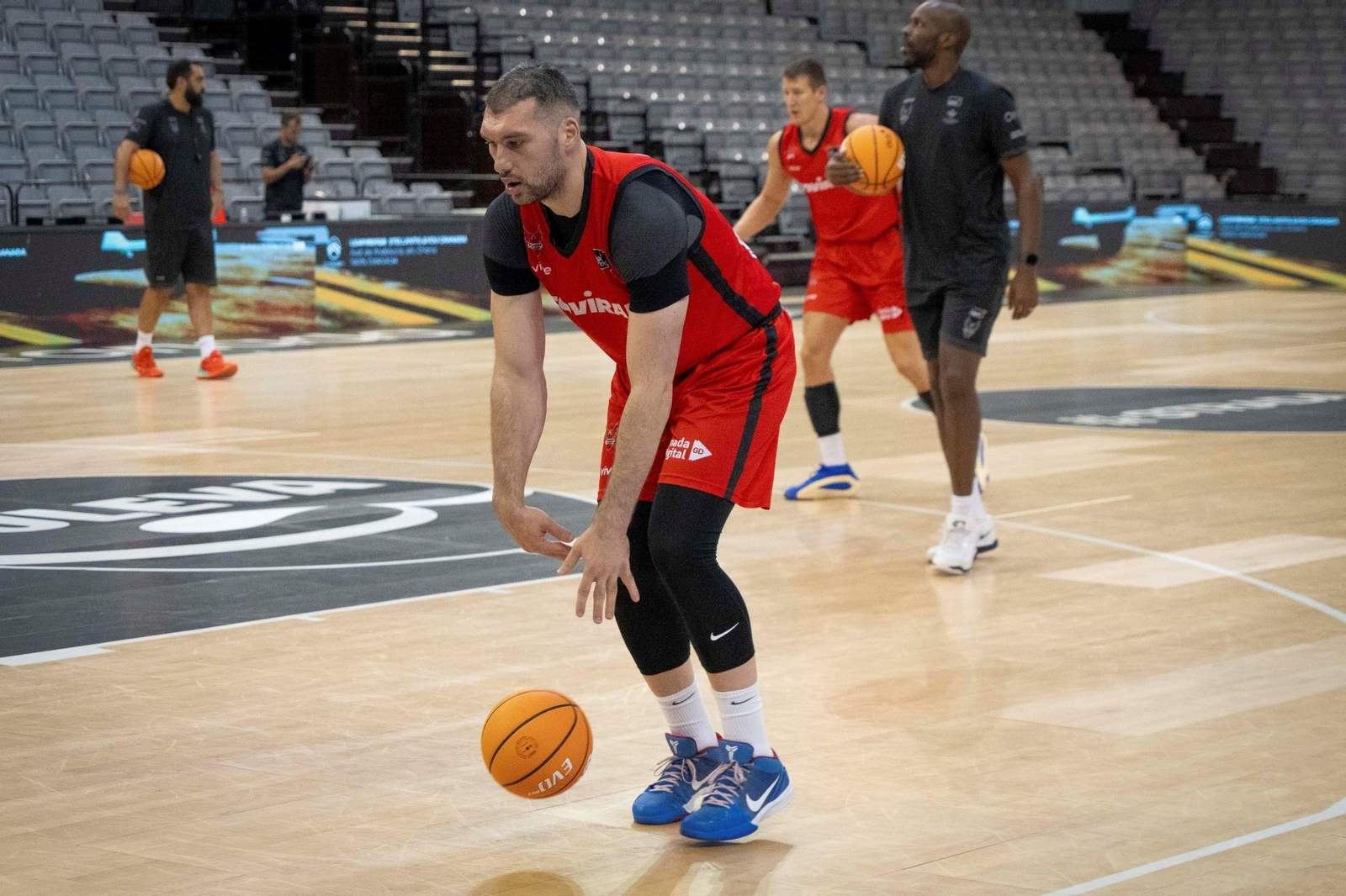 Las imágenes del entreno a puerta abierta del Covirán Granada en el Palacio