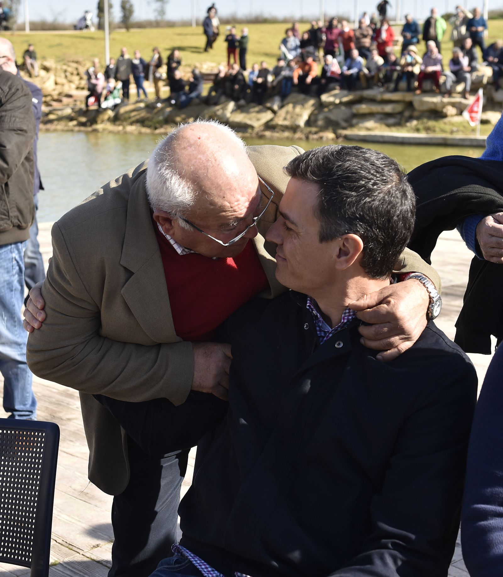 Sánchez habla con un militante en el acto de Dos Hermanas del 28 de enero.