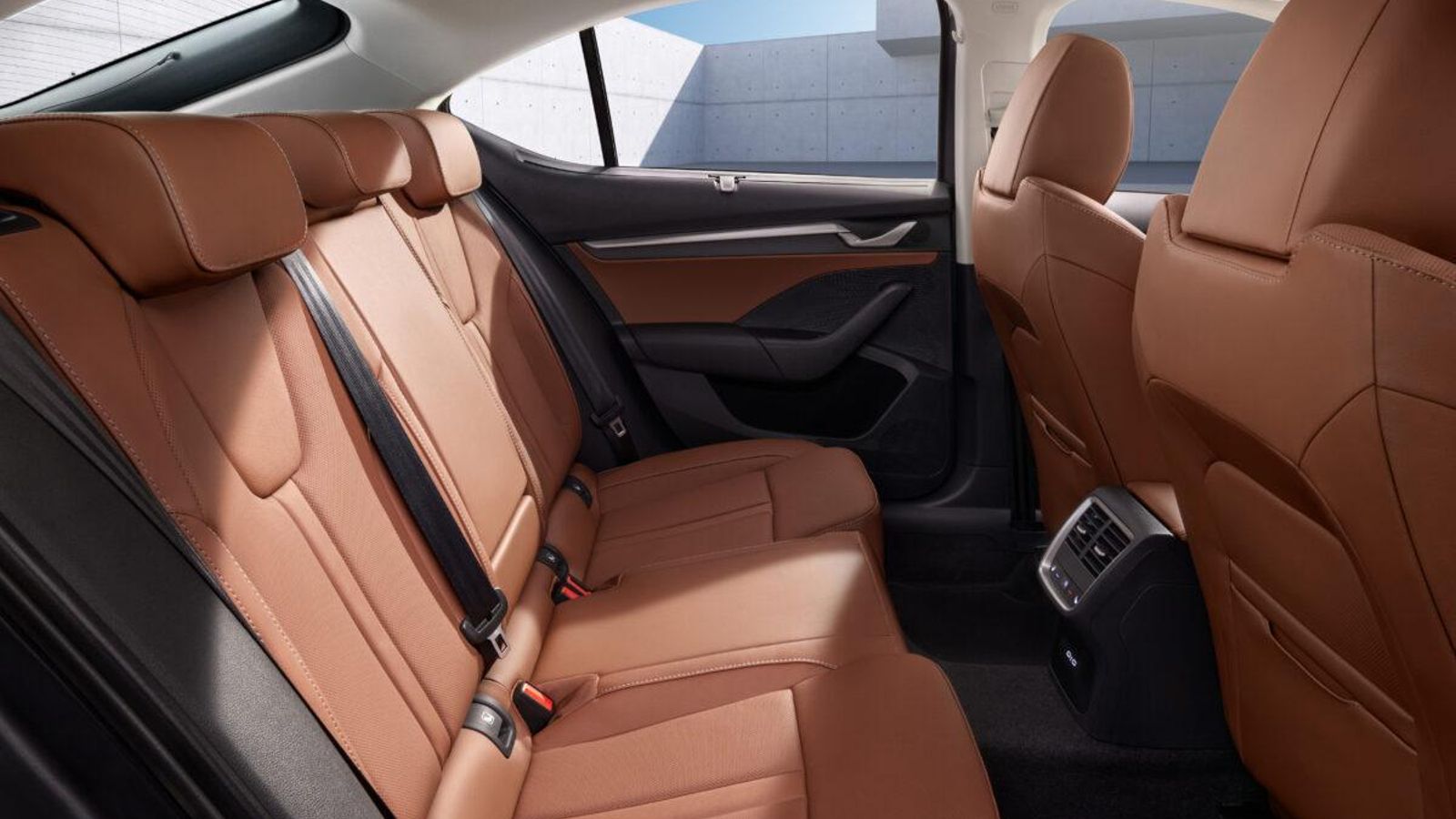 El Octavia ha destacado siempre por su amplitud en las plazas traseras, así como por el volumen de maletero, dos aspectos que no cambiarán con esta actualización.