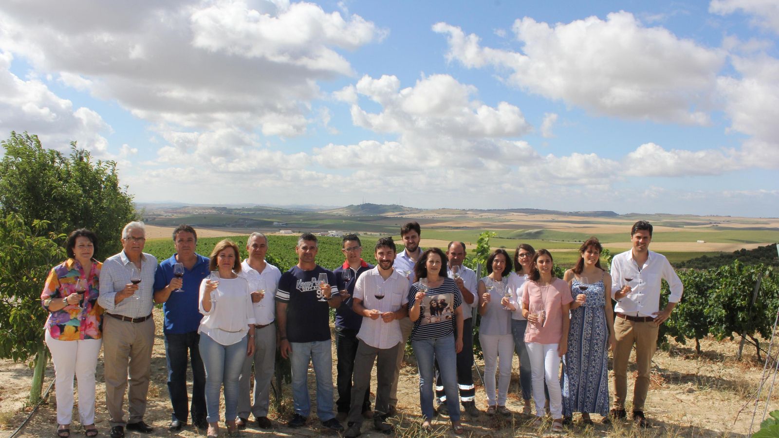 Trabajadores de la bodega Luis Pérez en los viñedos de la familia.