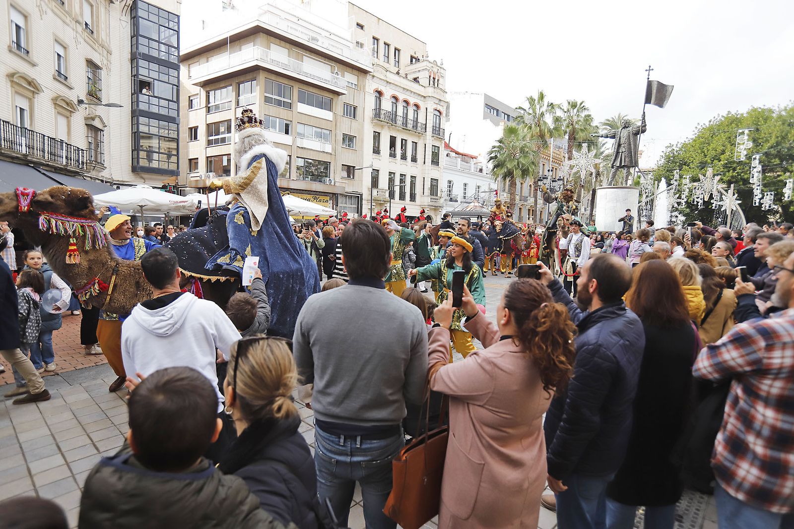 Imágenes de la mágica llegada de los Reyes Magos y la Estrella de la Ilusión a Huelva en barco