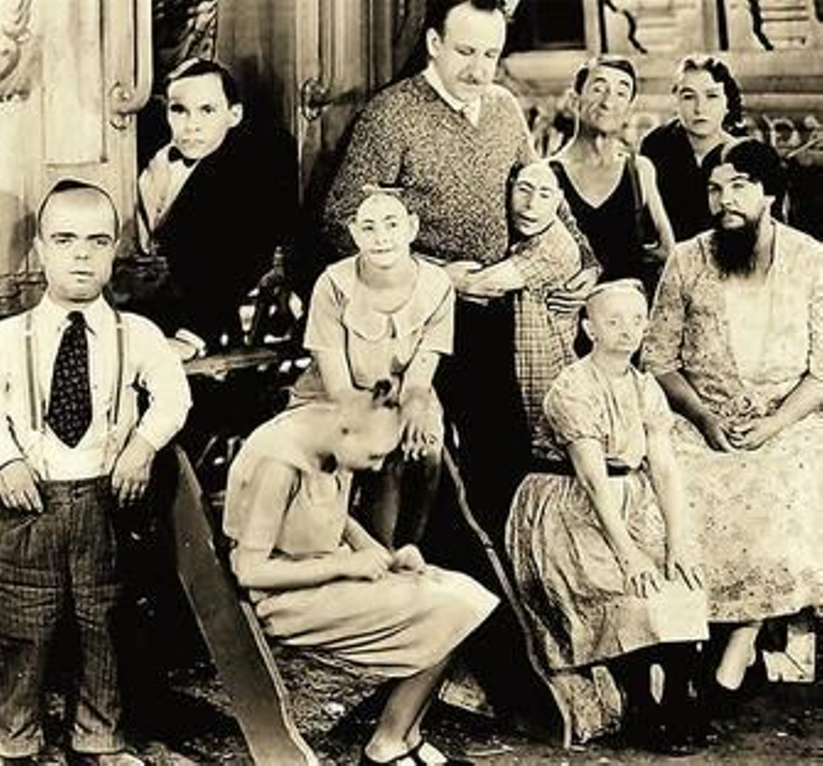 Tod Browning, rodeado de algunos de los 'freaks' que protagonizaron su particularísima película.