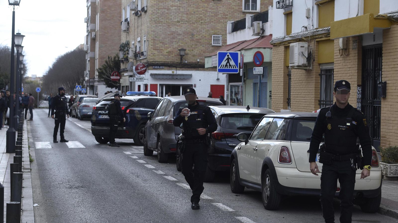 Despliegue policial en la calle Marruecos.