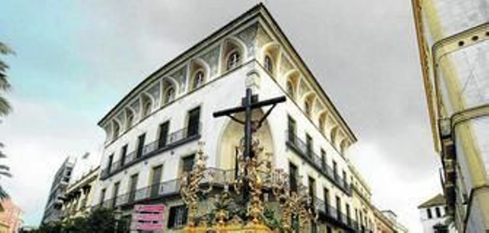El paso del crucificado a la salida, ayer, de Capuchinos