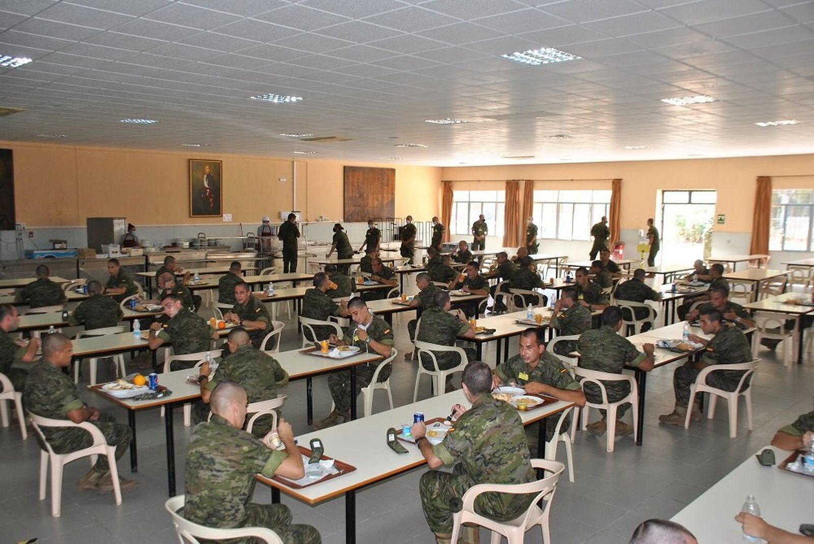 Los alumnos del CEFOT-2 con las distancias de seguridad en el comedor de las instalaciones.