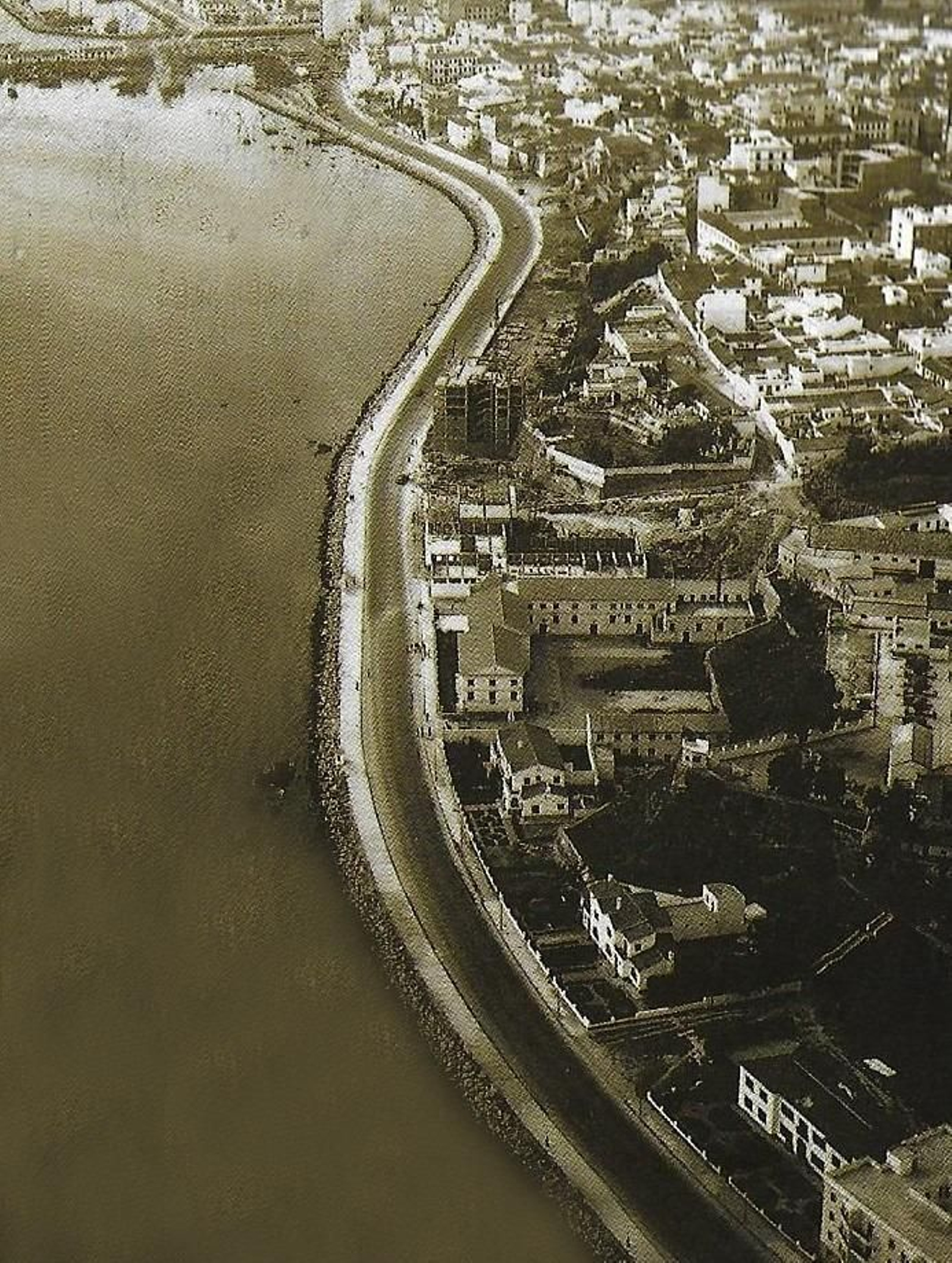 Vista aérea del Paseo Marítimo terminado. Año 1964 (Archivo de la APBA).