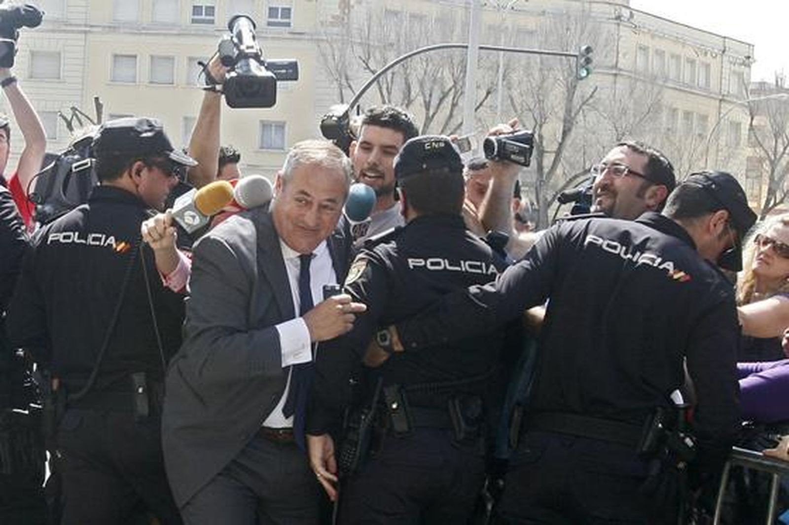 Carlos Carretero entra escoltado y acosado por los reporteros de las televisiones./Fotos:Joaquín Pino/Lourdes de Vicente

Foto: Joaquin Pino / Lourdes de Vicente