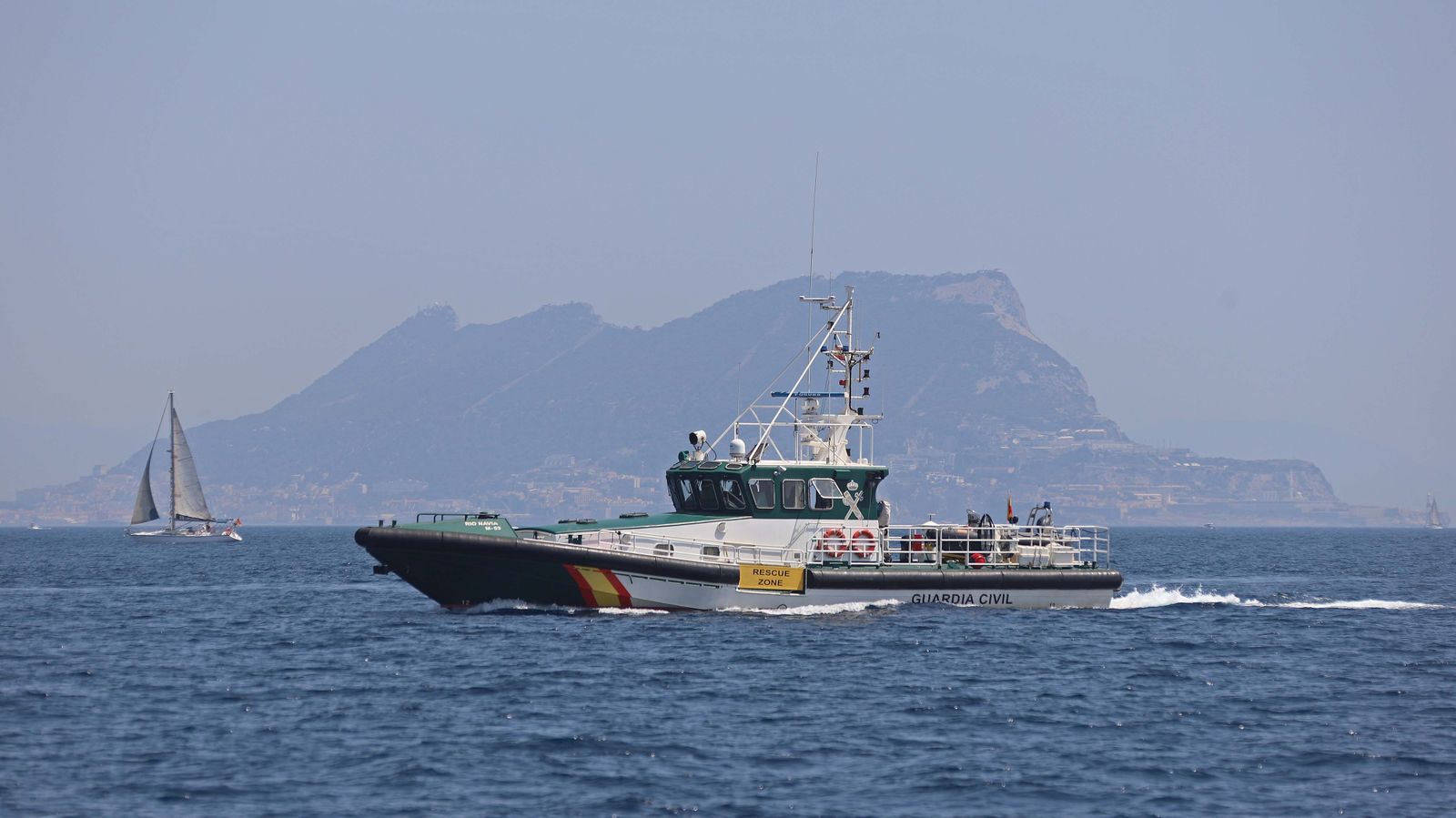 Fotos del 'Juan Sebastián Elcano' navegando por el Estrecho