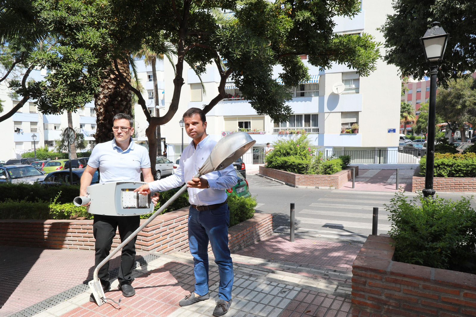 El Ayuntamiento de Marbella instala 240 nuevas luminarias tipo LED en distintos barrios del municipio