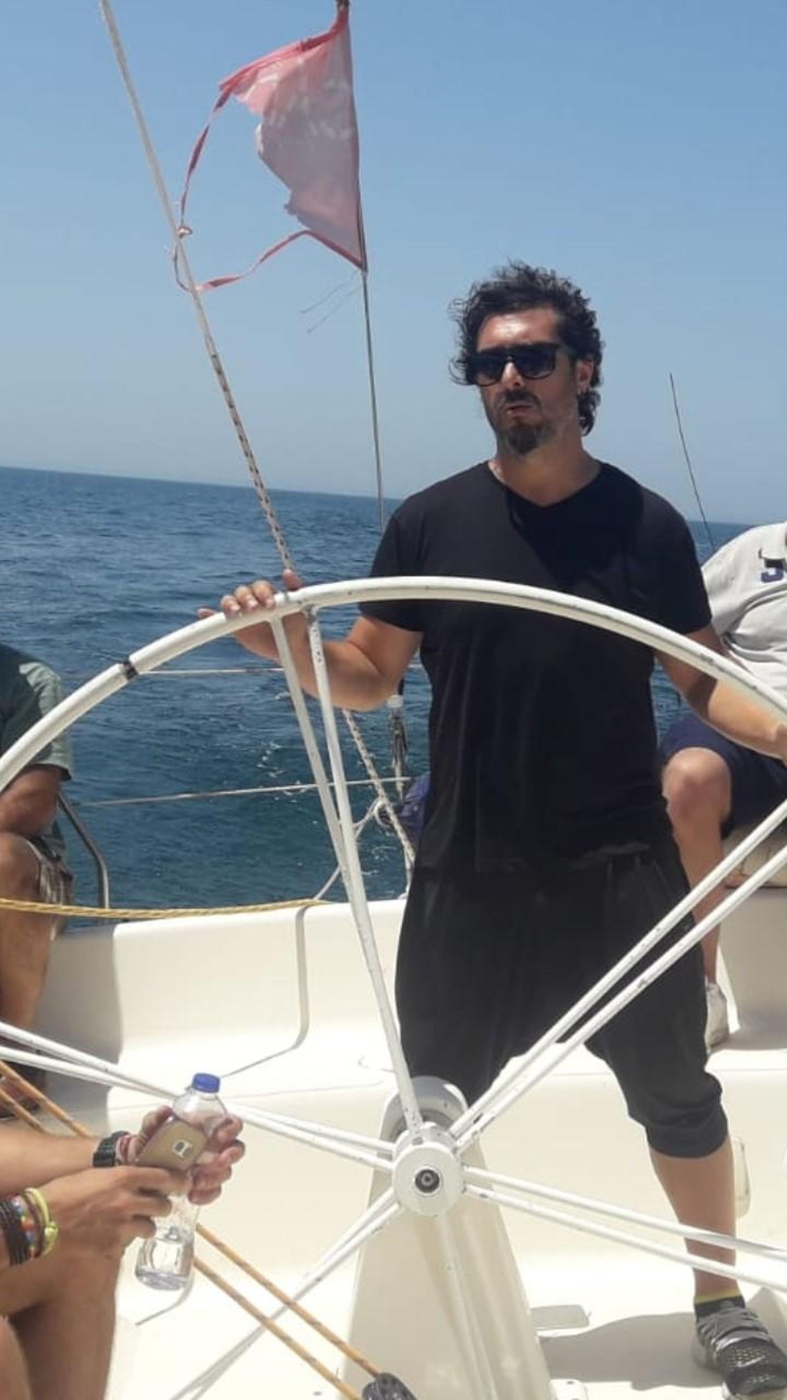 su aFICIÓN. Ir a navegar en barco por la Bahía de Cádiz, y pescar y contemplar la ciudad desde el mar. Esa es una de las principales aficiones de Miguel Nández y es la que nos muestra en la fotografía elegida para esa sección de Diario del Carnaval.